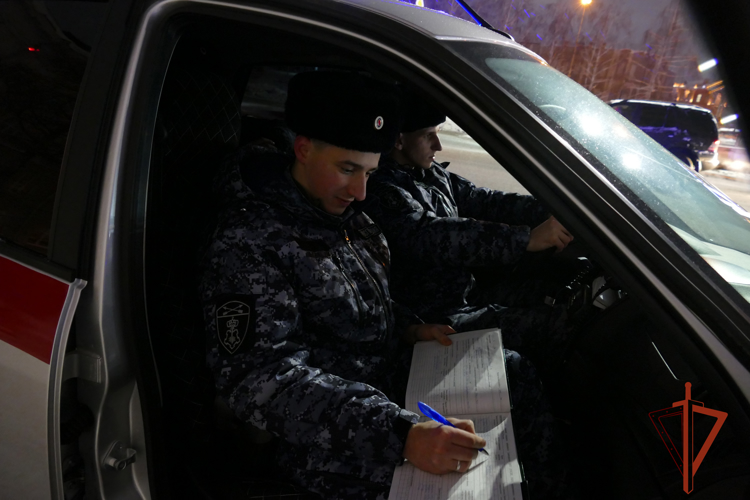 В Омской области росгвардейцы задержали водителя в состоянии алкогольного опьянения, буксировавшего мотоцикл
