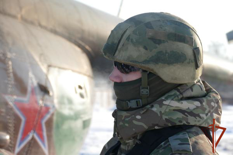 В Омске ОМОН Росгвардии отработал тренировку по десантно-штурмовой подготовке