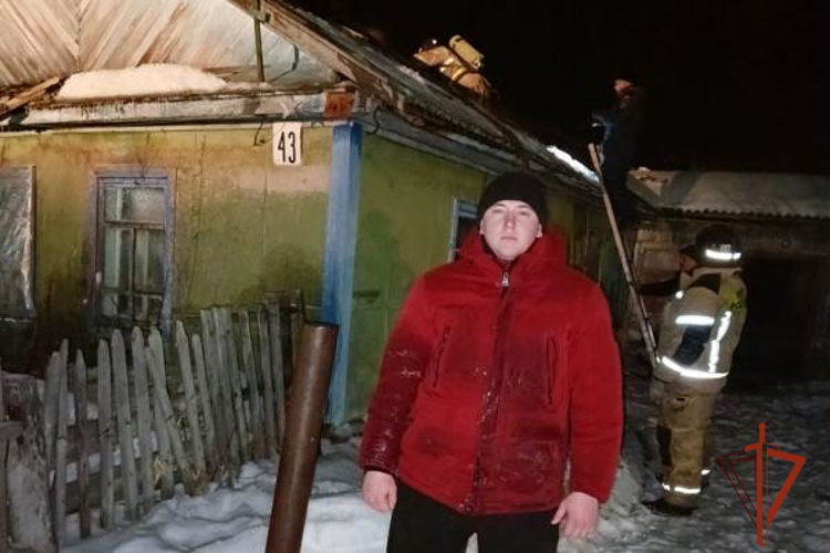 Ночью сотрудник Росгвардии спас жителей горящего дома в Омской области