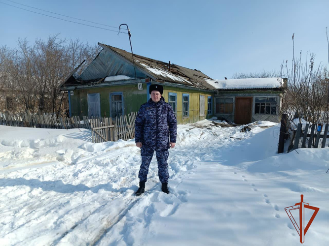 Ночью сотрудник Росгвардии спас жителей горящего дома в Омской области