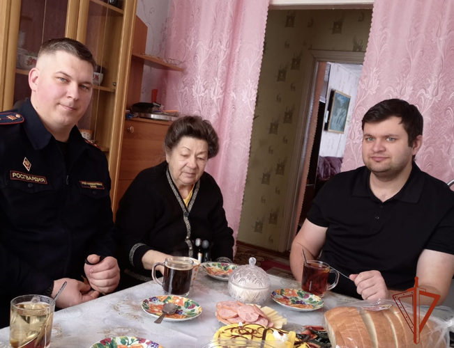 В Омске в канун 8 марта сотрудники Росгвардии поздравили матерей и вдов погибших товарищей