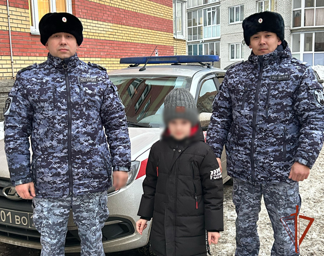 В Омске сотрудники Росгвардии помогли вернуть родителям потерявшегося ребенка