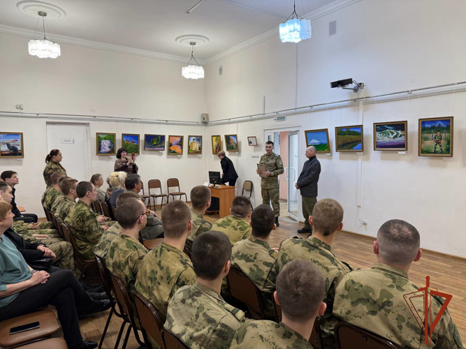  Военнослужащие Росгвардии посетили открытие выставки картин своего коллеги в Омске