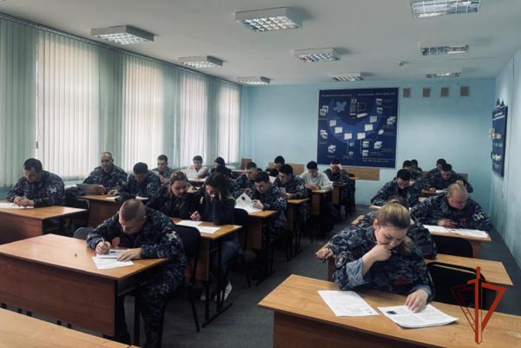 В Омске сотрудники и военнослужащие Росгвардии присоединились ко Всероссийской акции «Диктант Победы»