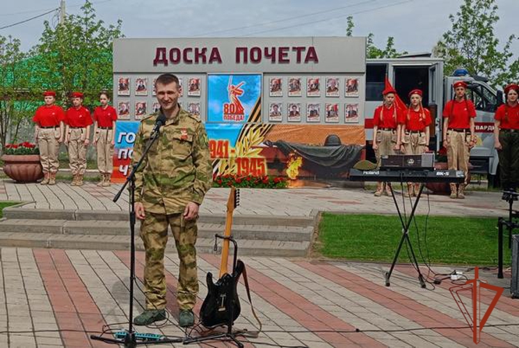 В Омске военнослужащие Росгвардии провели праздничный парад для постояльцев нежинского геронтологического центра