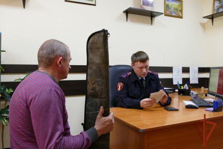 В период сезона охоты сотрудники Росгвардии проводят проверки владельцев оружия в Омской области 	