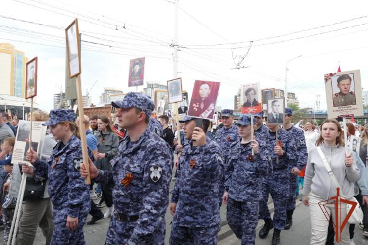 В День Победы росгвардейцы приняли участие во Всероссийской акции «Бессмертный полк» в Омске