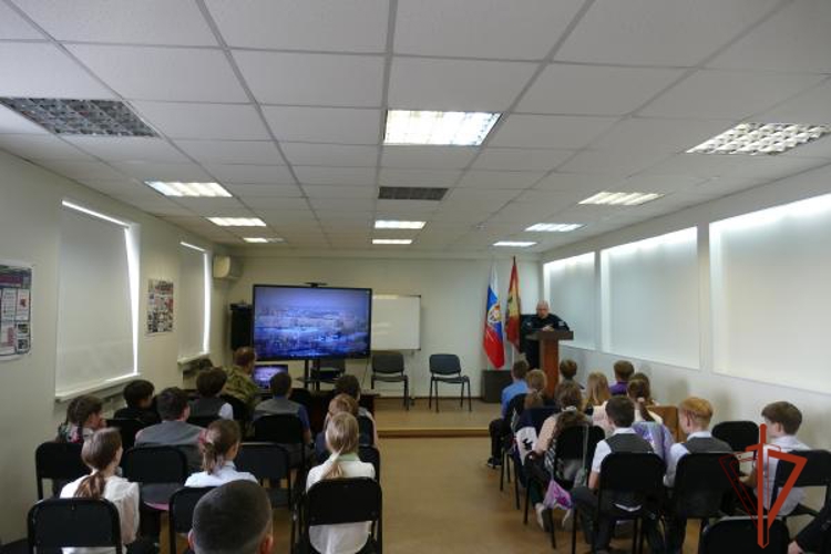 СОБР Росгвардии провел день открытых дверей для учеников омской школы
