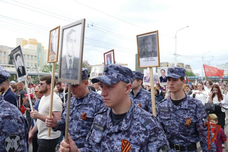 В День Победы росгвардейцы приняли участие во Всероссийской акции «Бессмертный полк» в Омске