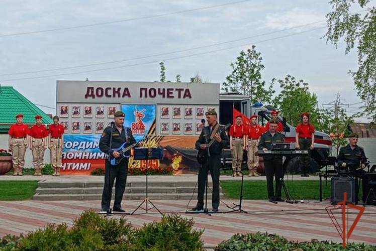 В Омске военнослужащие Росгвардии провели праздничный парад для постояльцев нежинского геронтологического центра