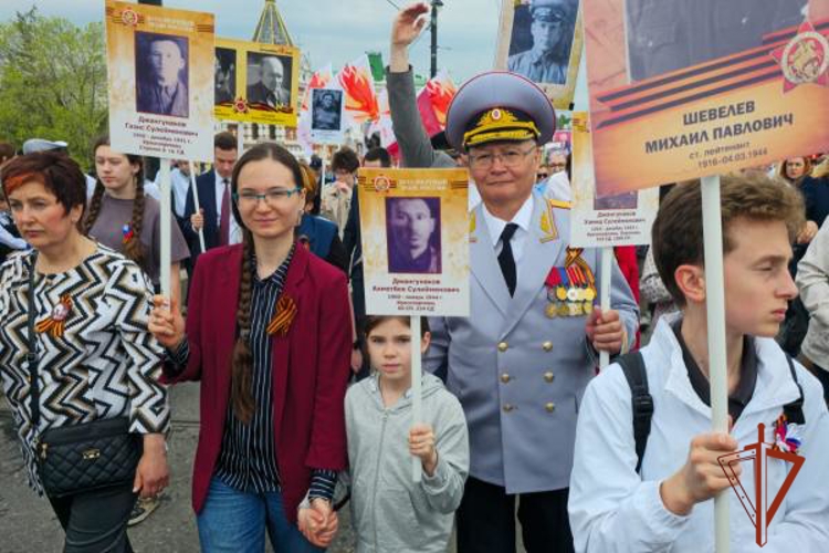В День Победы росгвардейцы приняли участие во Всероссийской акции «Бессмертный полк» в Омске
