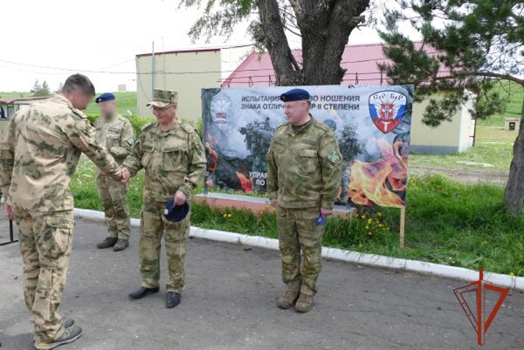 Сотрудники спецназа Росгвардии прошли испытания на право ношения знака отличия спецподразделений в Омске