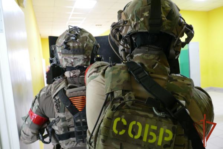 При силовой поддержке спецназа Росгвардии в Омске задержан  подозреваемый в экстремизме