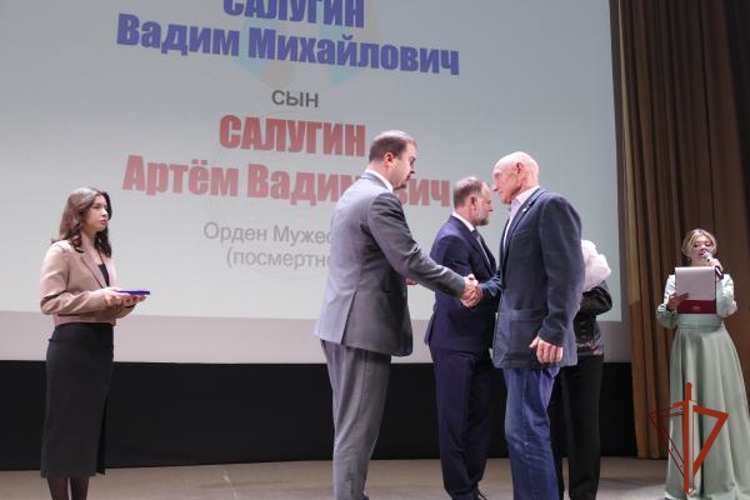 В Омске вручили награду общественного признания отцу сотрудника СОБР, погибшего на СВО