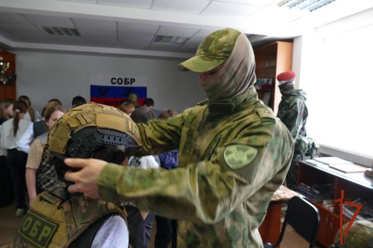 СОБР Росгвардии провел день открытых дверей для учеников омской школы