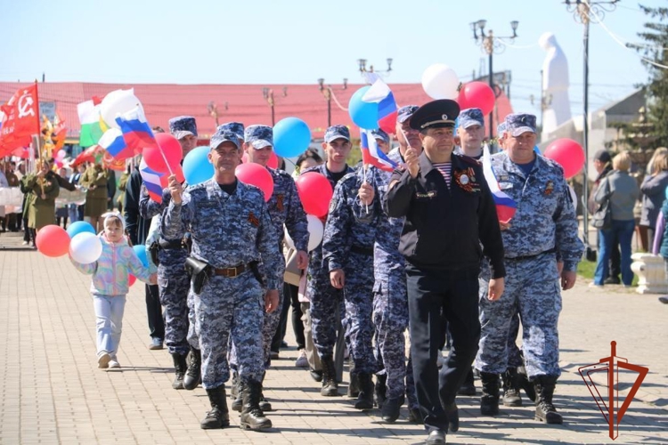 Росгвардейцы встретили праздник «Весны и Труда» торжественным шествием в Омской области