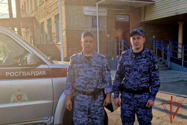 Росгвардейцы в Омске первыми пришли на помощь мужчине, получившему тяжелое увечье