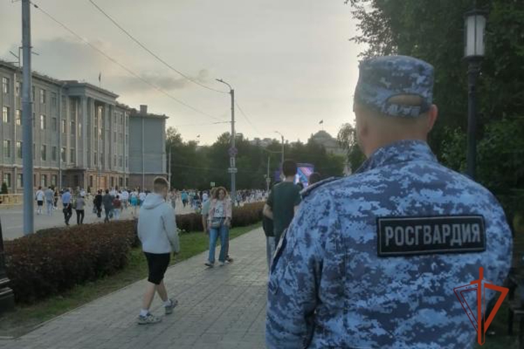 Росгвардия приняла участие в обеспечении правопорядка в период празднования Дня молодежи в Омске