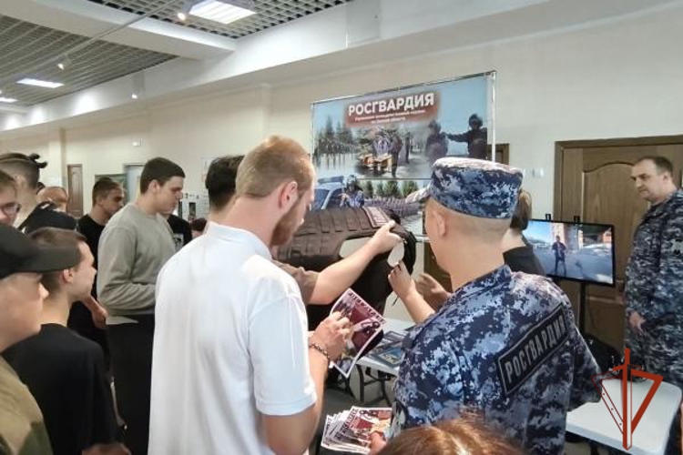 Росгвардия Омской области представила вакансии на ярмарке трудоустройства