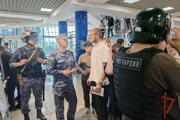 Росгвардия Омской области представила вакансии на ярмарке трудоустройства
