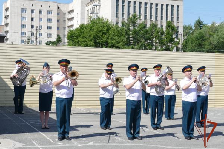 Росгвардейцы в Омске отметили День России вручением наград