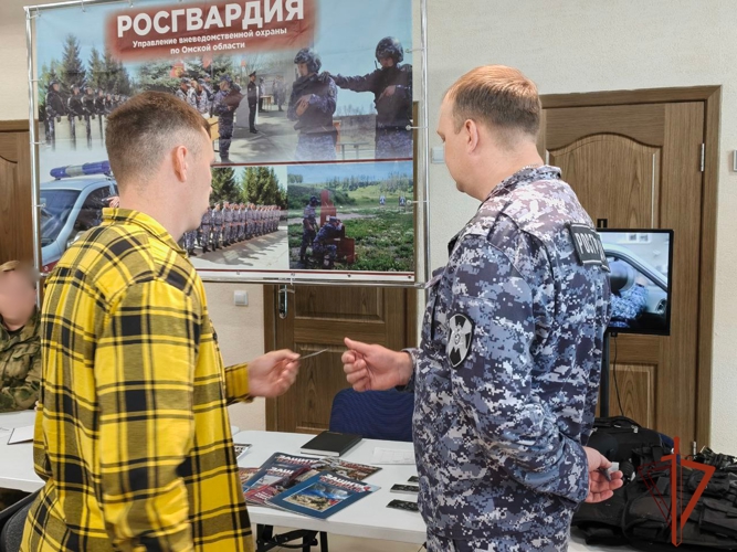 Росгвардия Омской области представила вакансии на ярмарке трудоустройства