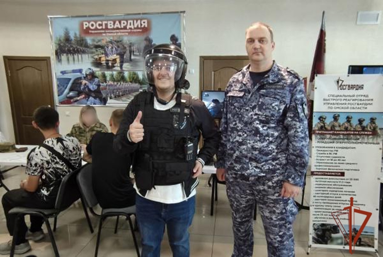 Росгвардия Омской области представила вакансии на ярмарке трудоустройства