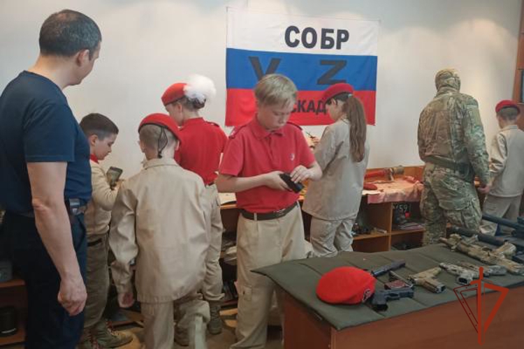 Юнармейцы стали гостями омского спецподразделения Росгвардии