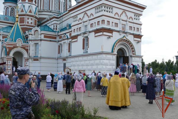 Росгвардейцы Омска приняли участие в Крестном ходе в честь Дня крещения Руси 