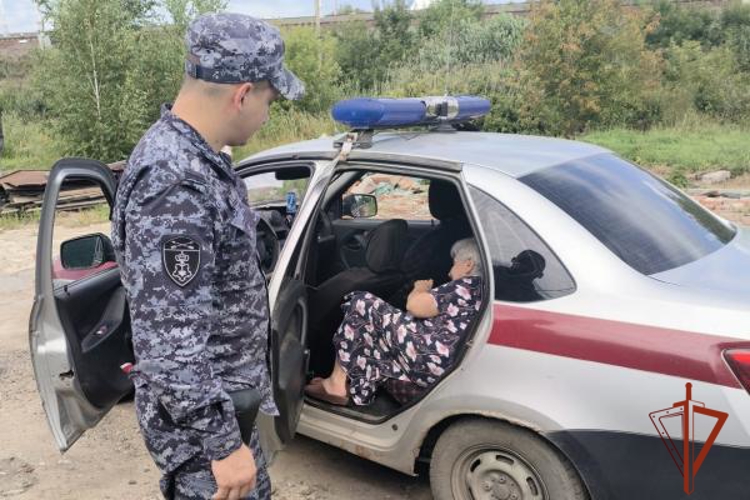 В Омске сотрудники Росгвардии помогли потерявшейся пожилой женщине вернуться домой