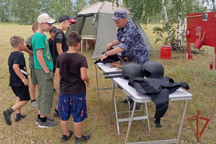 Росгвардия проводит патриотические мероприятия в детских лагерях Омской области 