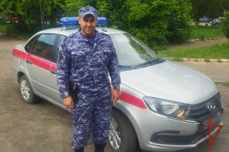 В свой выходной день сотрудник Росгвардии спас тонувшую в реке школьницу в Омской области