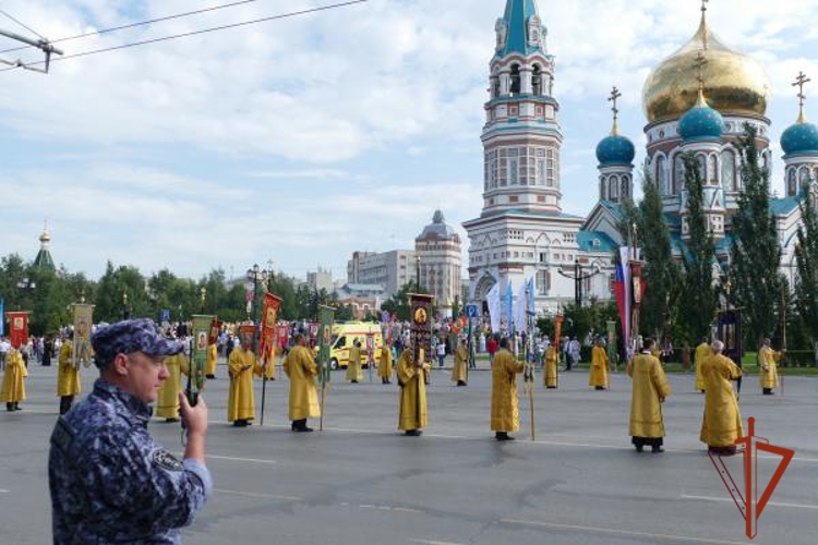 Росгвардейцы Омска приняли участие в Крестном ходе в честь Дня крещения Руси 