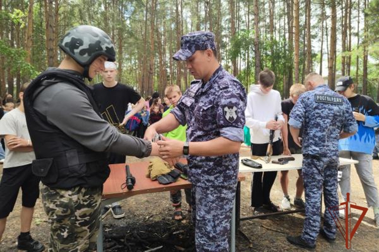 Росгвардия проводит патриотические мероприятия в детских лагерях Омской области 