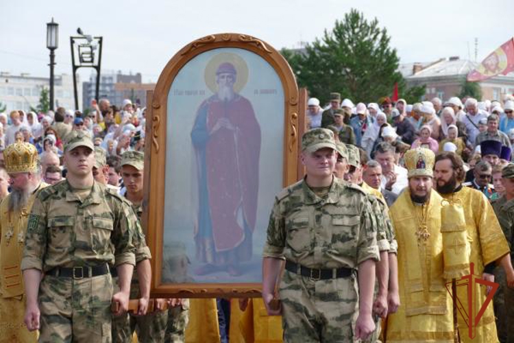 Росгвардейцы Омска приняли участие в Крестном ходе в честь Дня крещения Руси 