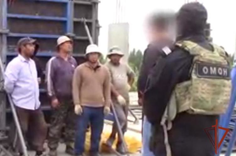 При содействии спецназа Росгвардии по Омской области выявлено более 400 нарушений в сфере миграции 