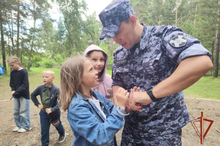 Росгвардия проводит патриотические мероприятия в детских лагерях Омской области