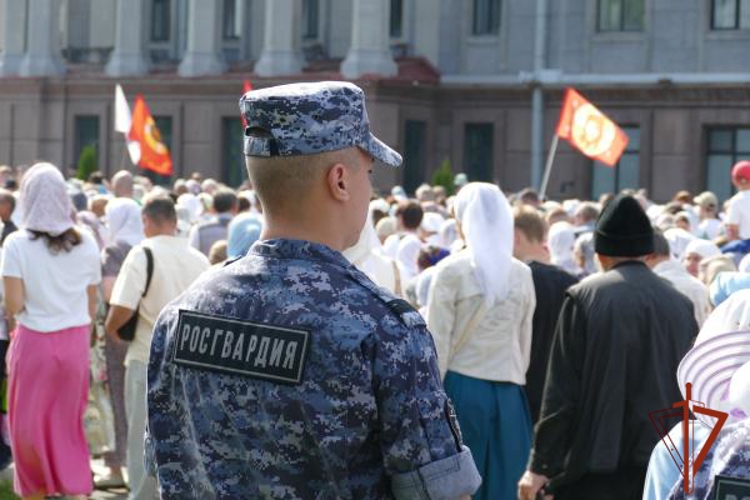 Росгвардейцы Омска приняли участие в Крестном ходе в честь Дня крещения Руси