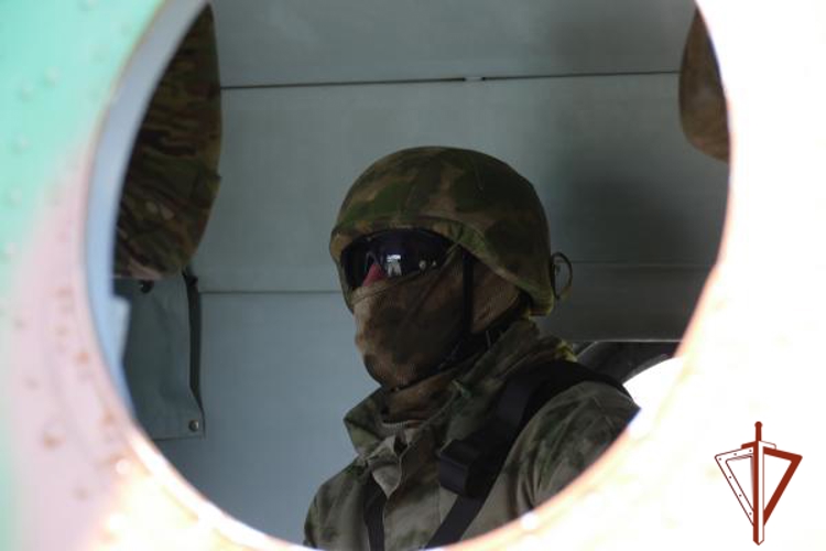 ОМОН Росгвардии отработал беспарашютное десантирование с вертолета Ми-8Т в Омске
