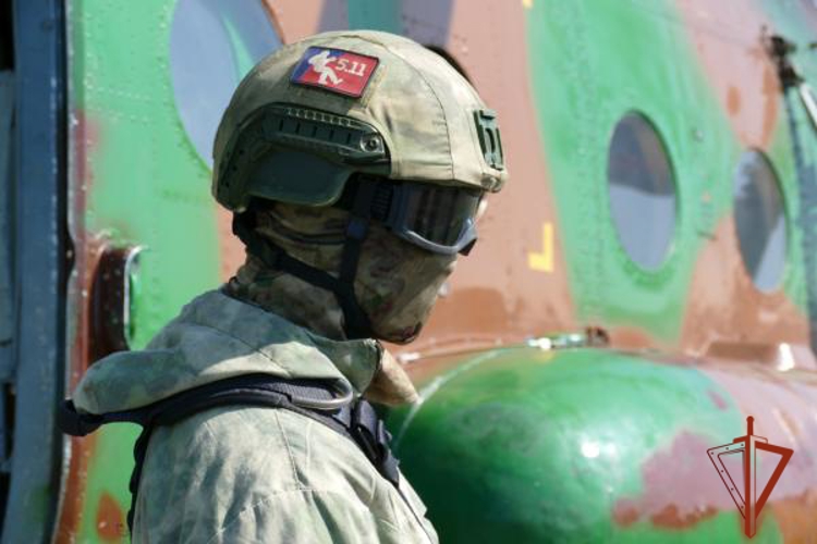 ОМОН Росгвардии отработал беспарашютное десантирование с вертолета Ми-8Т в Омске