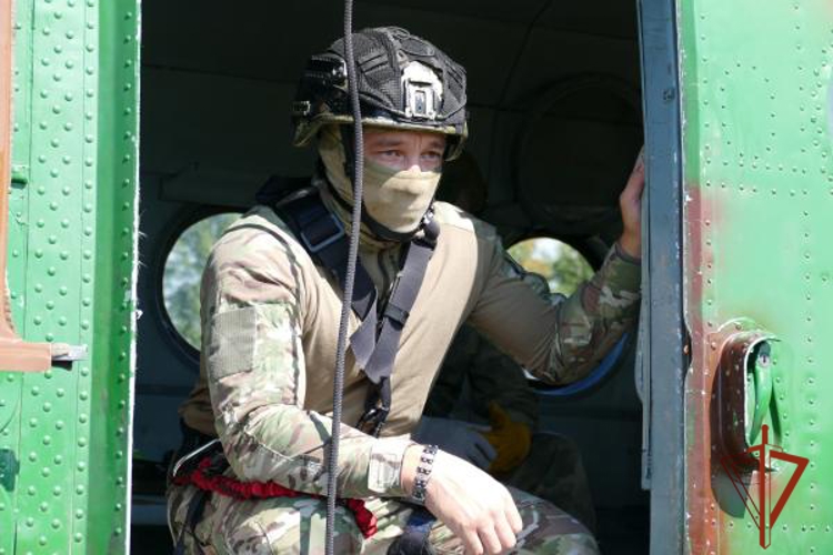 ОМОН Росгвардии отработал беспарашютное десантирование с вертолета Ми-8Т в Омске