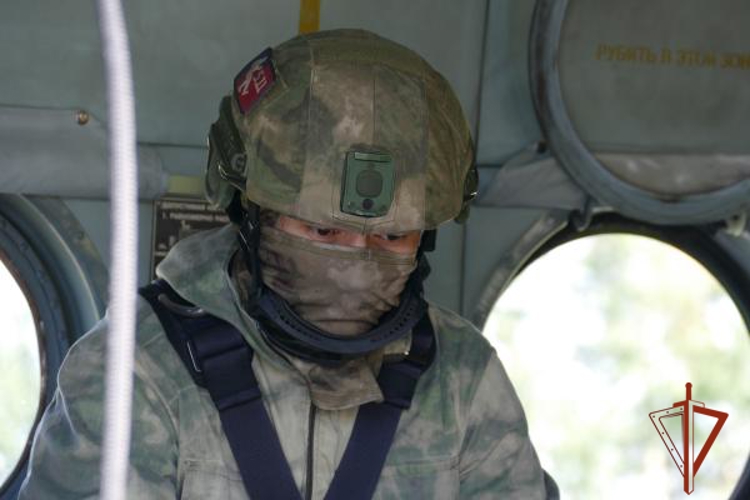 ОМОН Росгвардии отработал беспарашютное десантирование с вертолета Ми-8Т в Омске