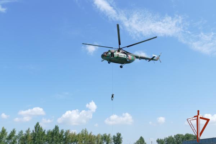 ОМОН Росгвардии отработал беспарашютное десантирование с вертолета Ми-8Т в Омске