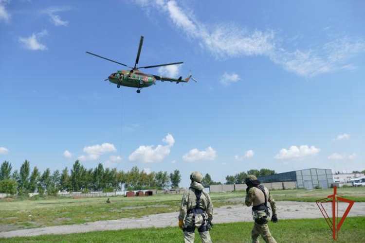 ОМОН Росгвардии отработал беспарашютное десантирование с вертолета Ми-8Т в Омске