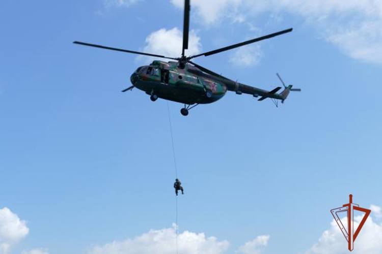 ОМОН Росгвардии отработал беспарашютное десантирование с вертолета Ми-8Т в Омске