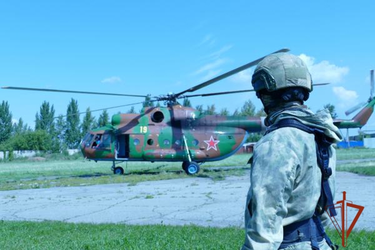 ОМОН Росгвардии отработал беспарашютное десантирование с вертолета Ми-8Т в Омске