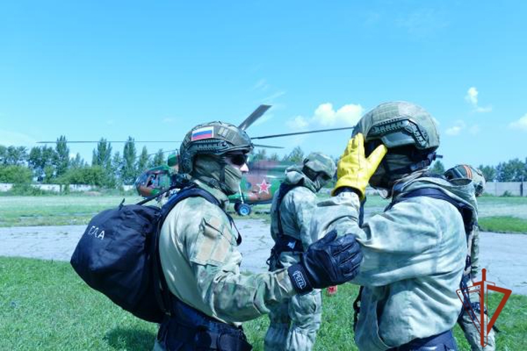 ОМОН Росгвардии отработал беспарашютное десантирование с вертолета Ми-8Т в Омске