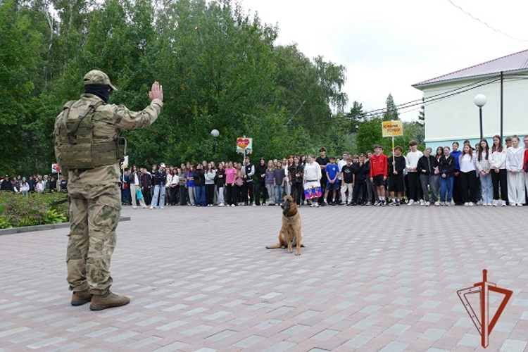 Сотрудники ОМОН провели познавательный мастер-класс в детском оздоровительном лагере «Березка» в Омской области