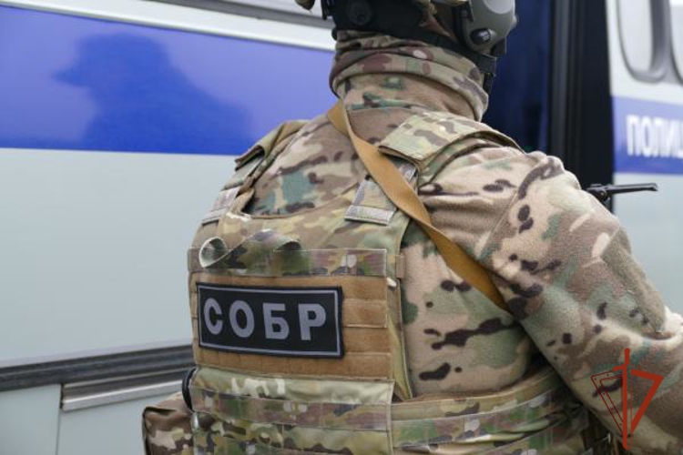 При силовой поддержке спецназа Росгвардии задержаны двое иностранных граждан, подозреваемых в совершении 42 преступлениях, связанных с незаконным оборотом наркотиков 