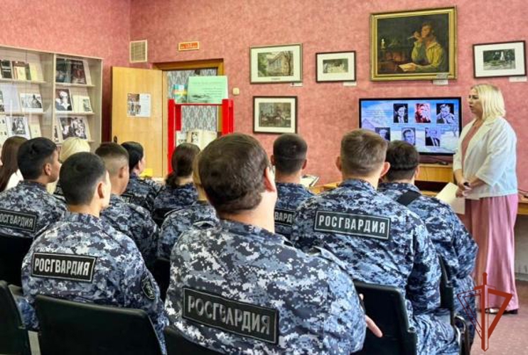 Росгвардейцы прикоснулись к истории русской деревни на книжной выставке в омской библиотеке им. Пушкина